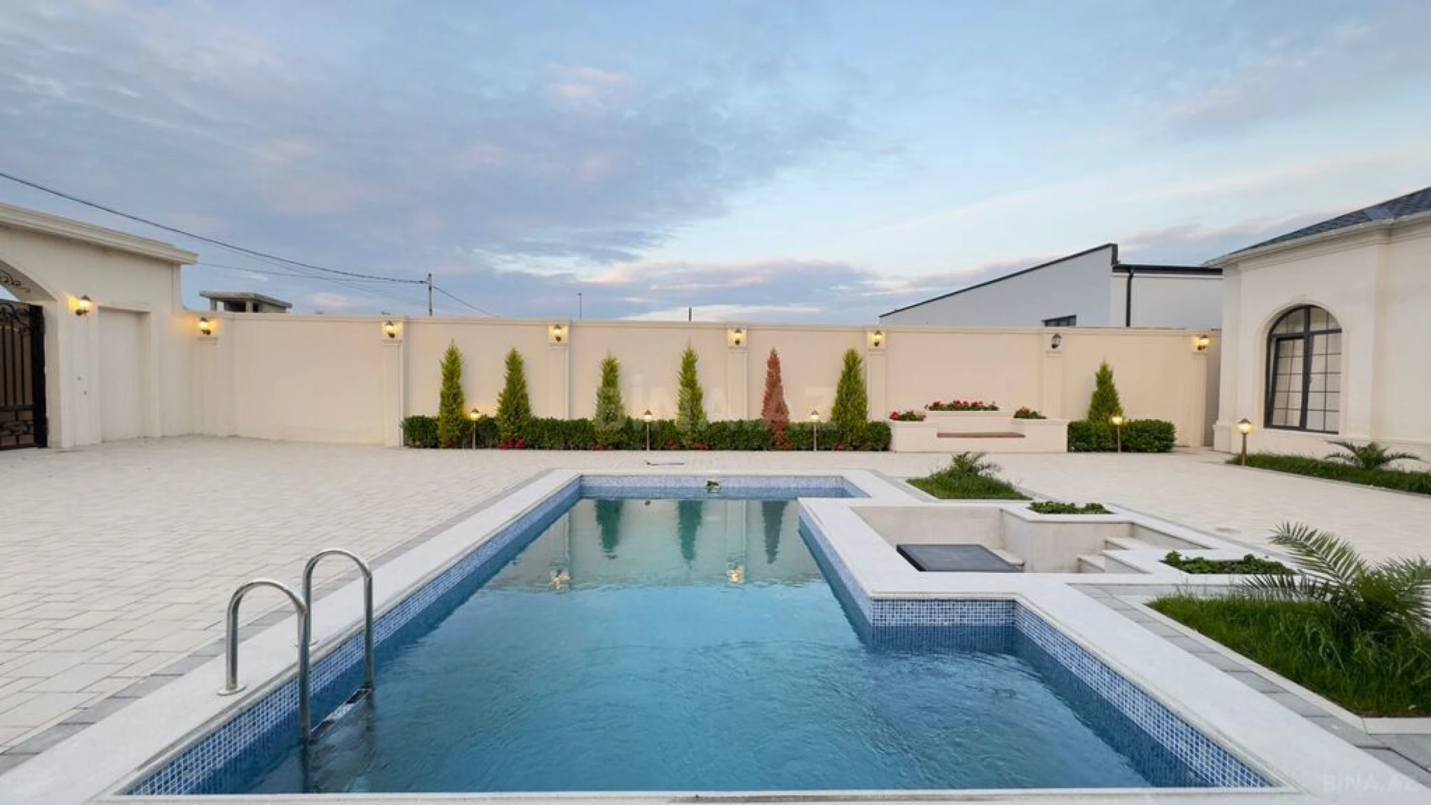 Satılır 5 otaqlı həyət evi 260 m²