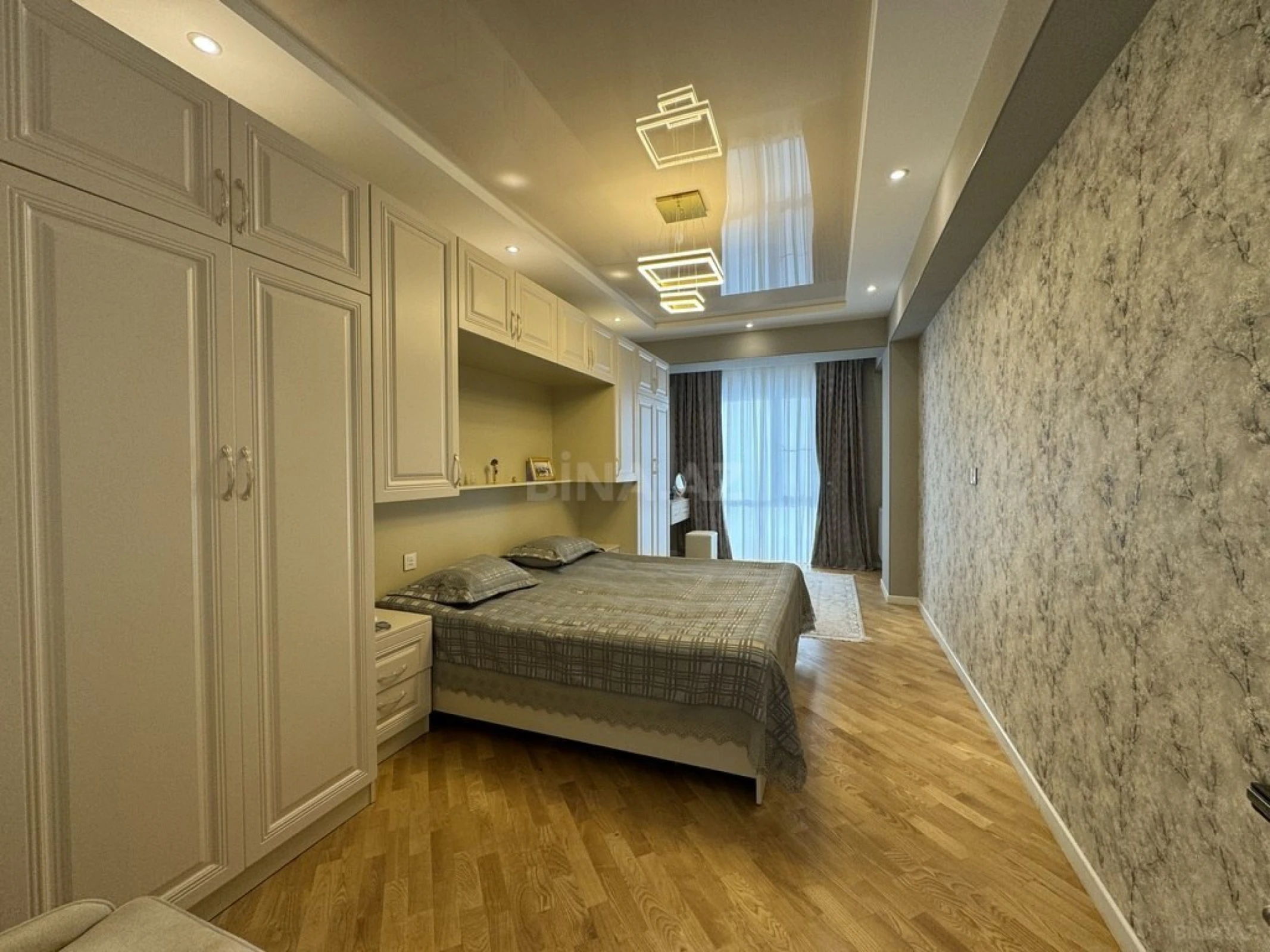 Satılır 2 otaqlı mənzil 97 m²