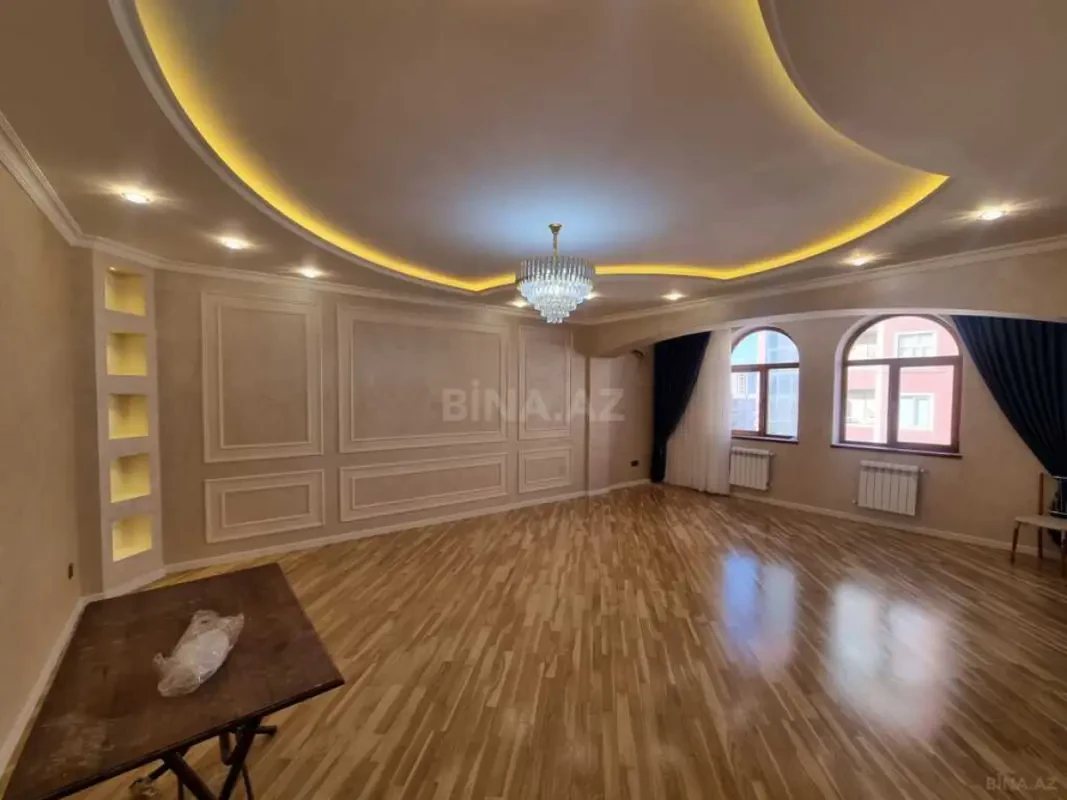 Satılır 3 otaqlı mənzil 141 m²