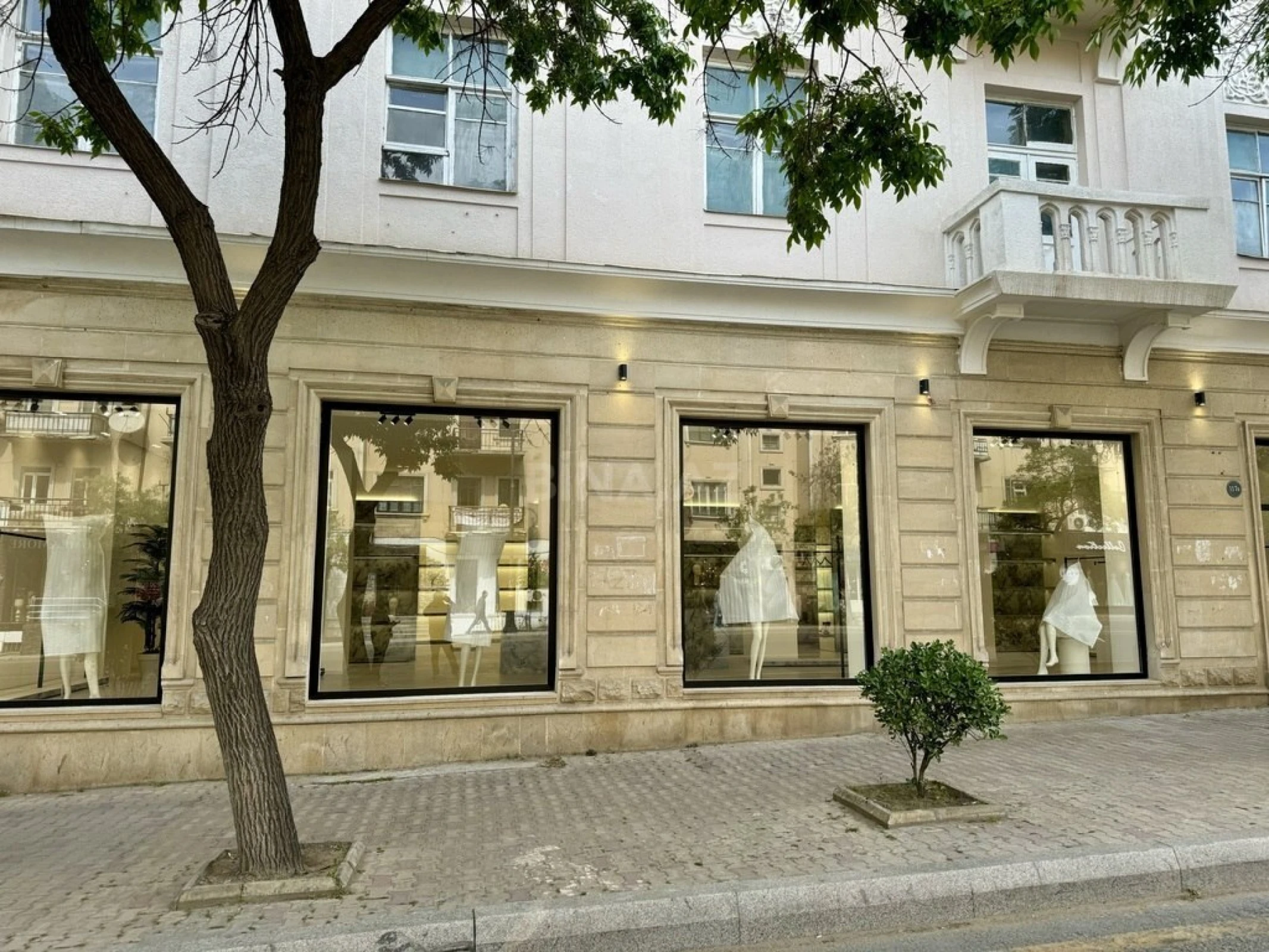 Satılır obyekt 260 m²