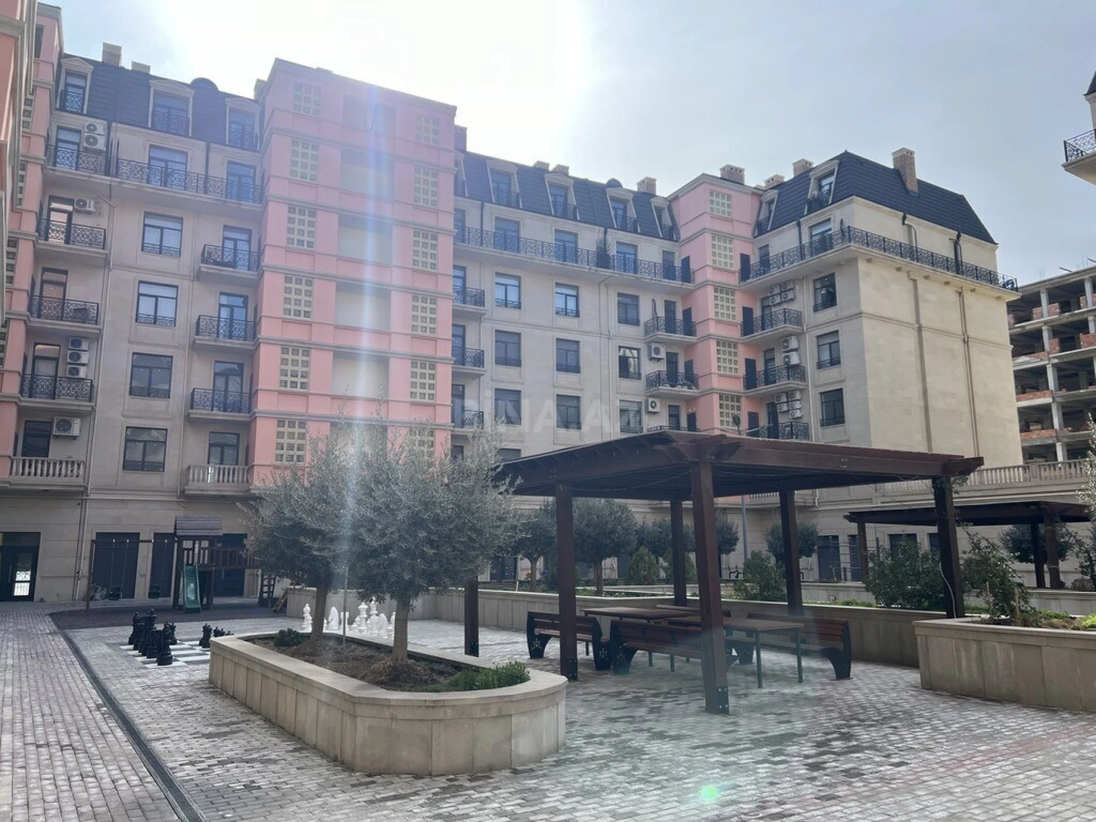 Satılır 3 otaqlı mənzil 117 m²