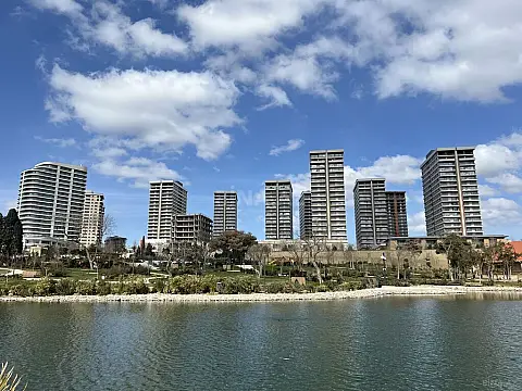 Satılır 4 otaqlı mənzil 161 m²