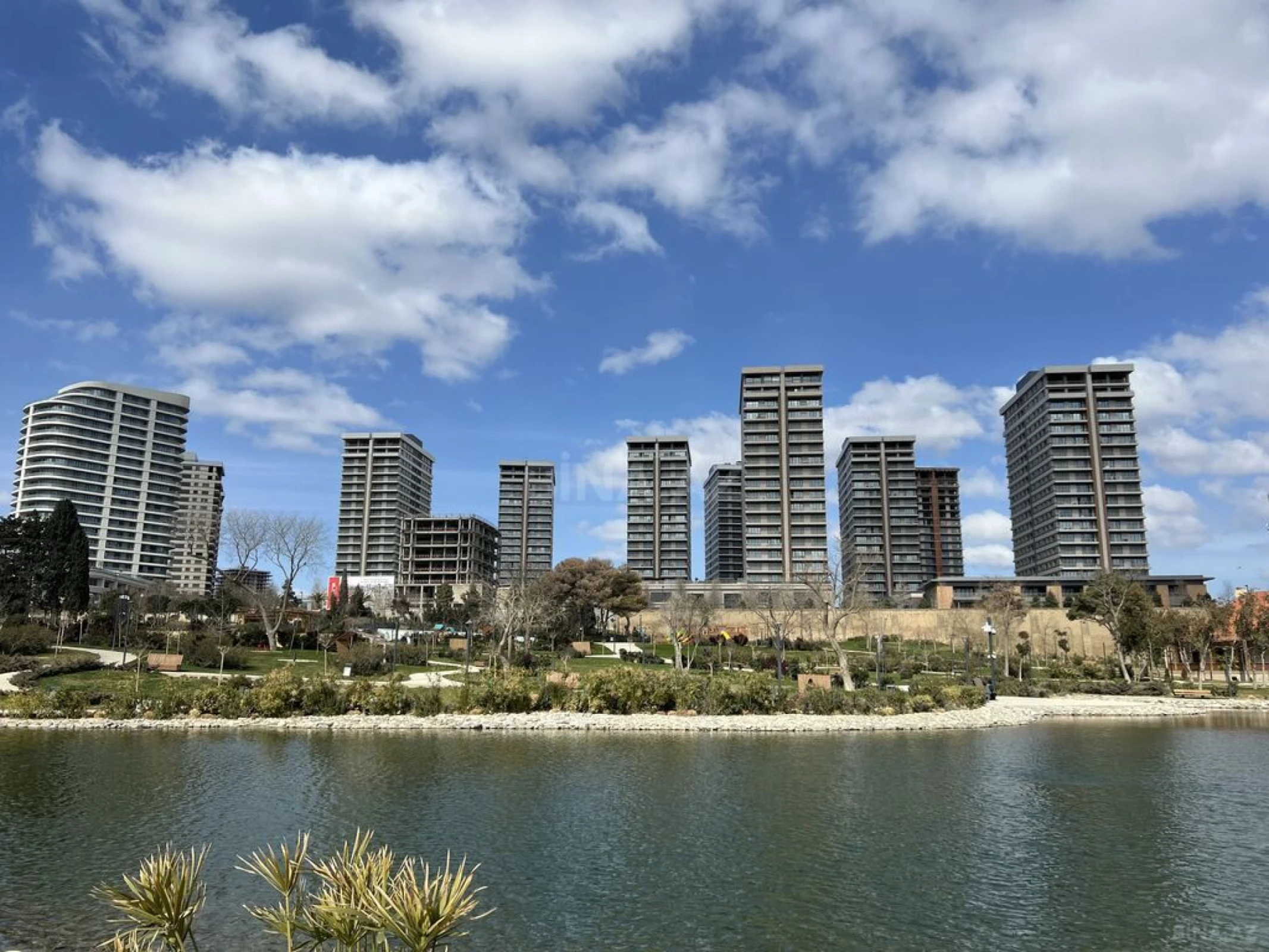 Satılır 3 otaqlı mənzil 135 m²