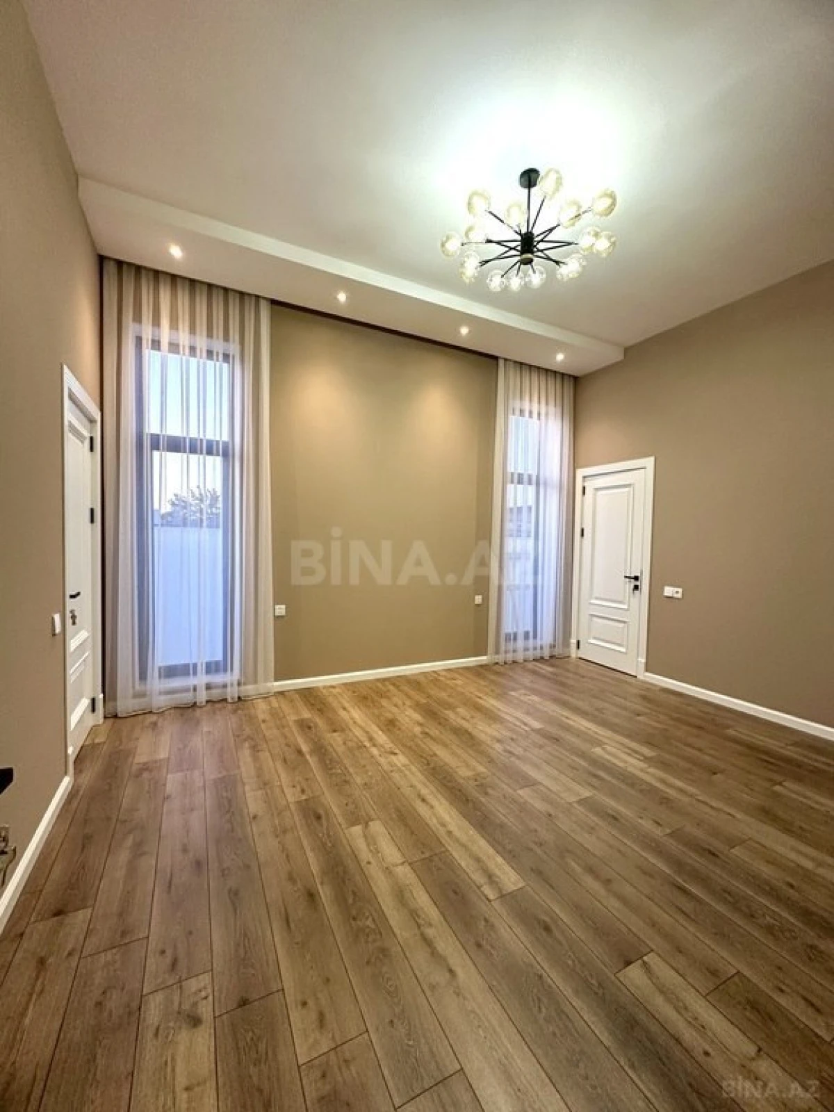 Satılır 5 otaqlı həyət evi 300 m²