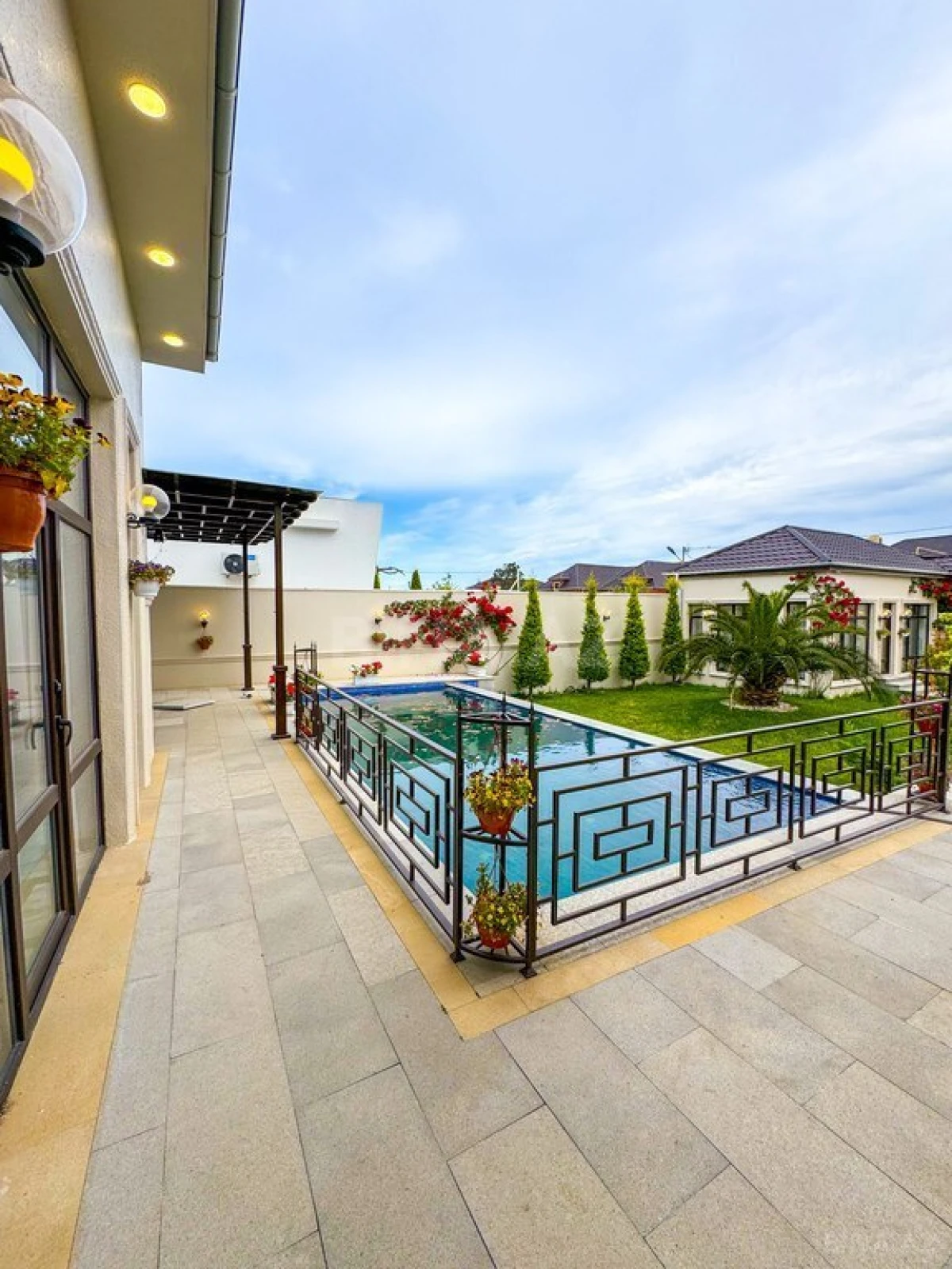 Satılır 4 otaqlı həyət evi 200 m²