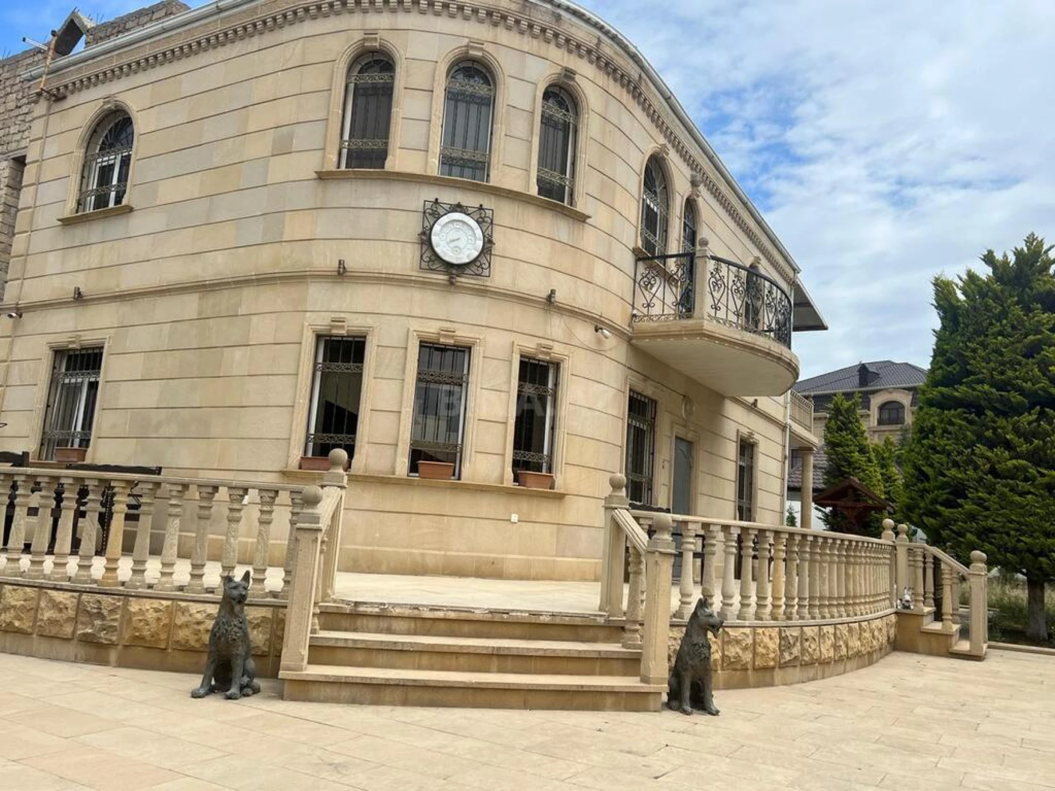 Satılır 5 otaqlı həyət evi 200 m²