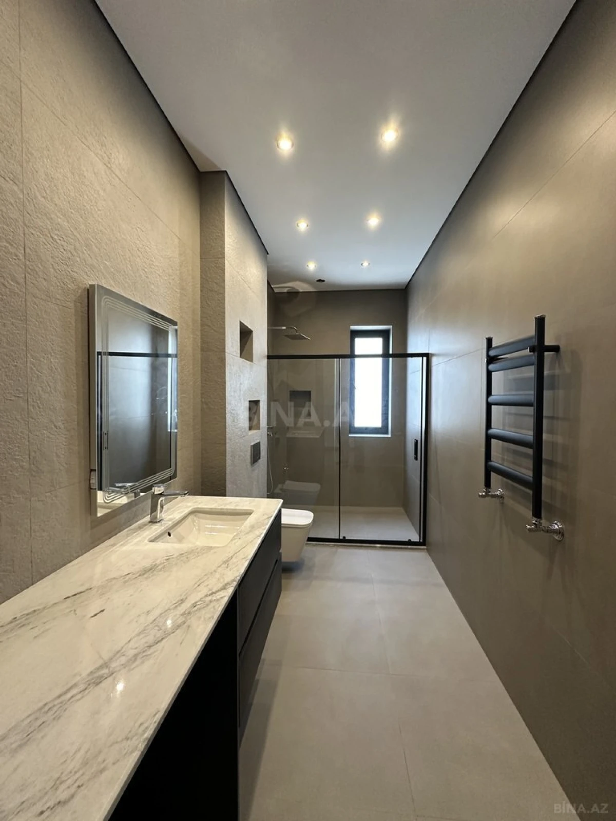 Satılır 5 otaqlı həyət evi 240 m²