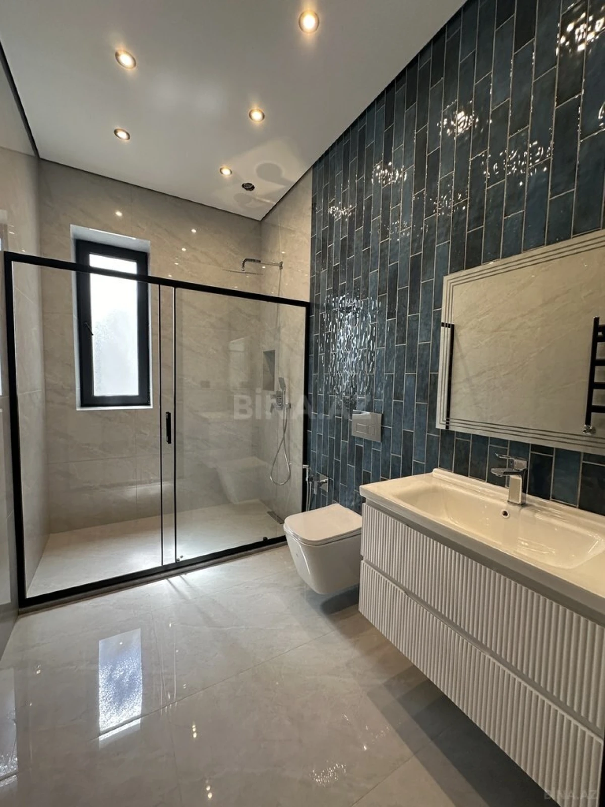 Satılır 5 otaqlı həyət evi 240 m²