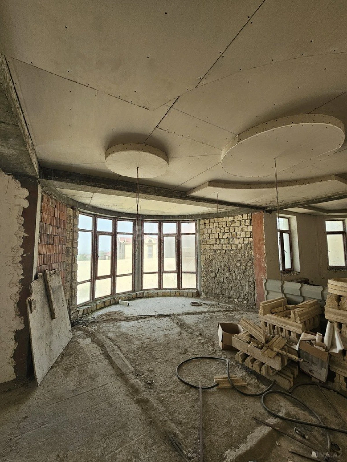 Satılır 9 otaqlı həyət evi 800 m²