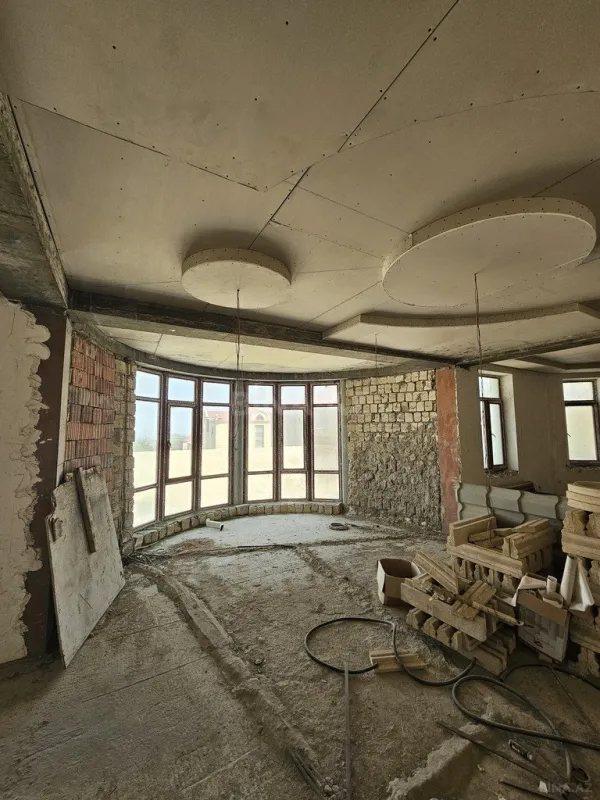 Satılır 9 otaqlı həyət evi 800 m²