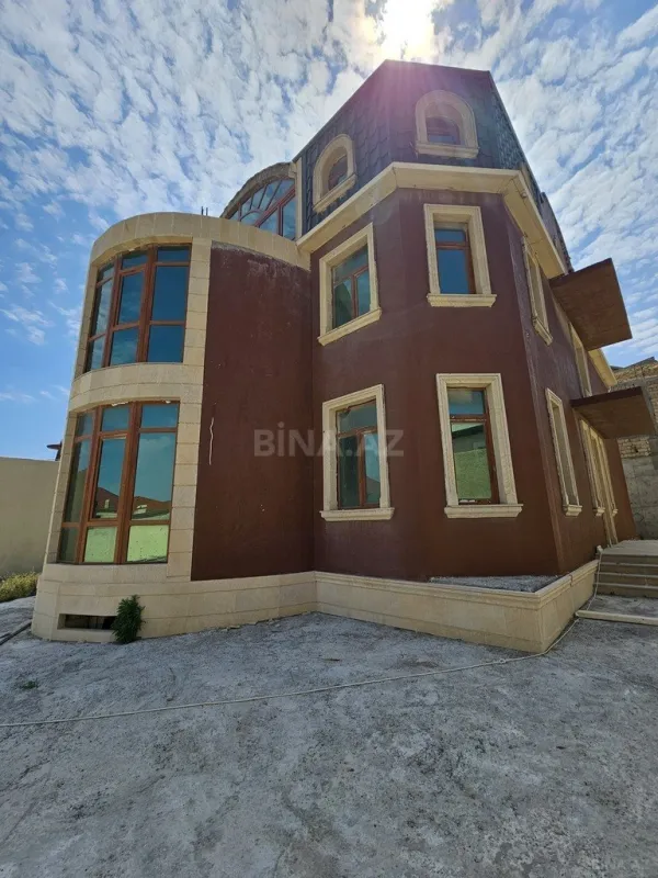 Satılır 9 otaqlı həyət evi 800 m²