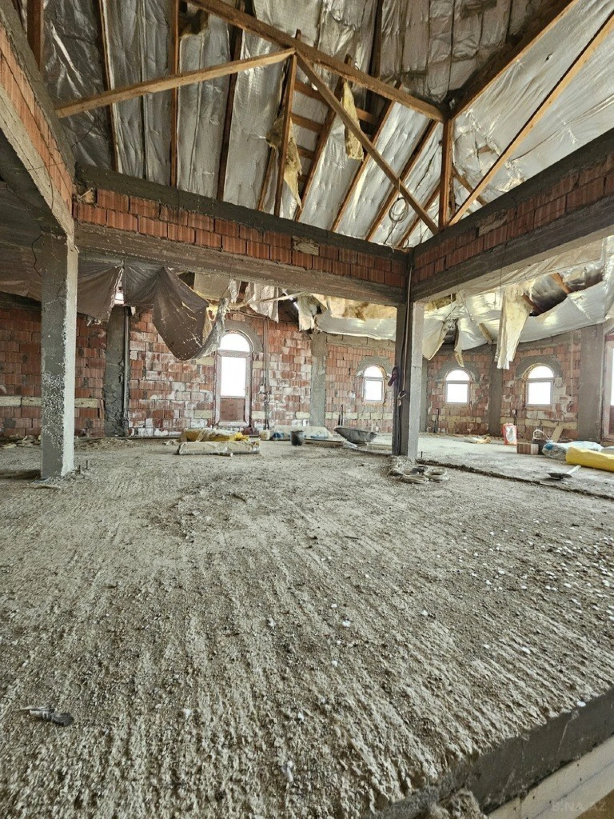 Satılır 9 otaqlı həyət evi 800 m²