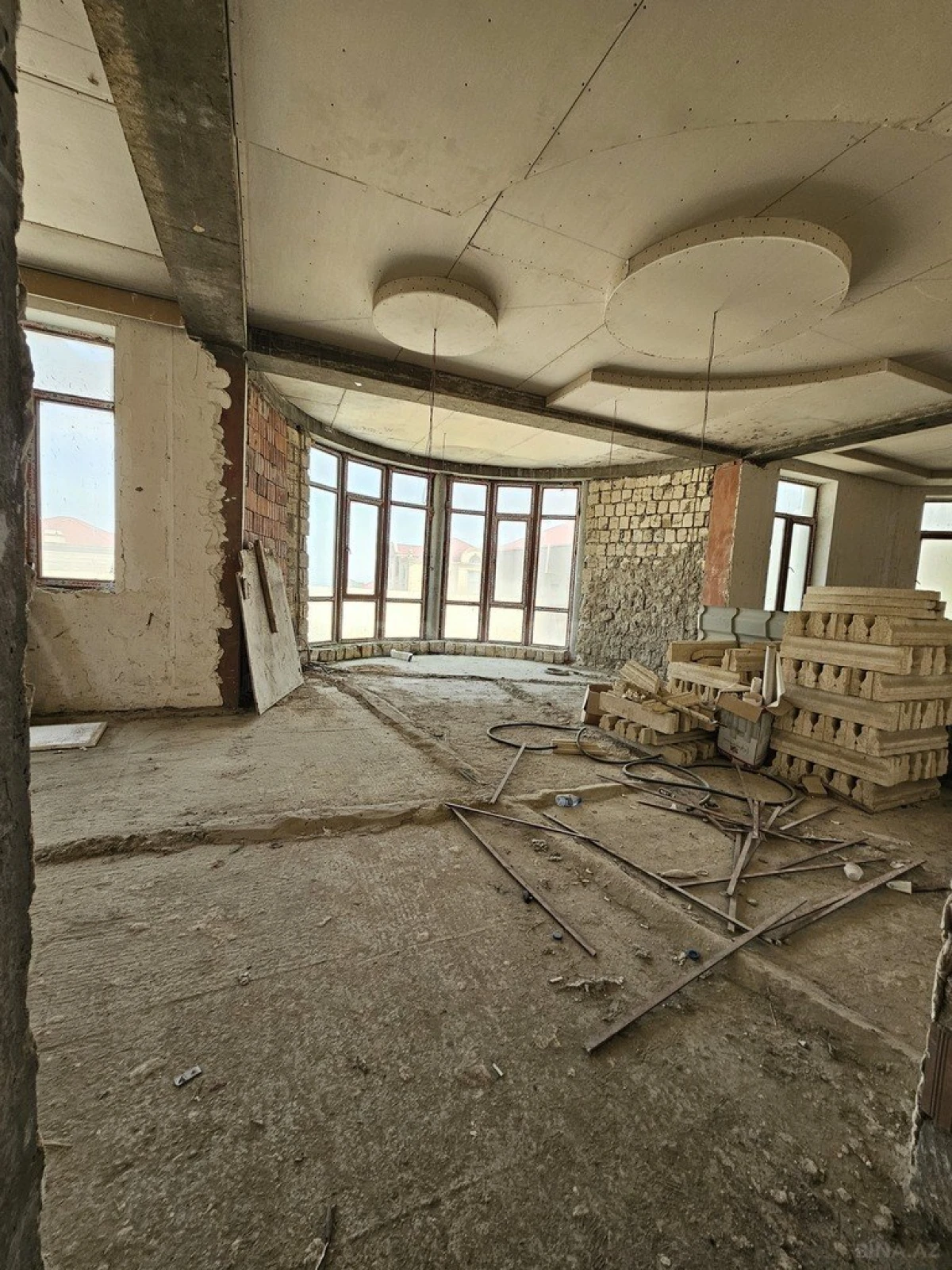 Satılır 9 otaqlı həyət evi 800 m²