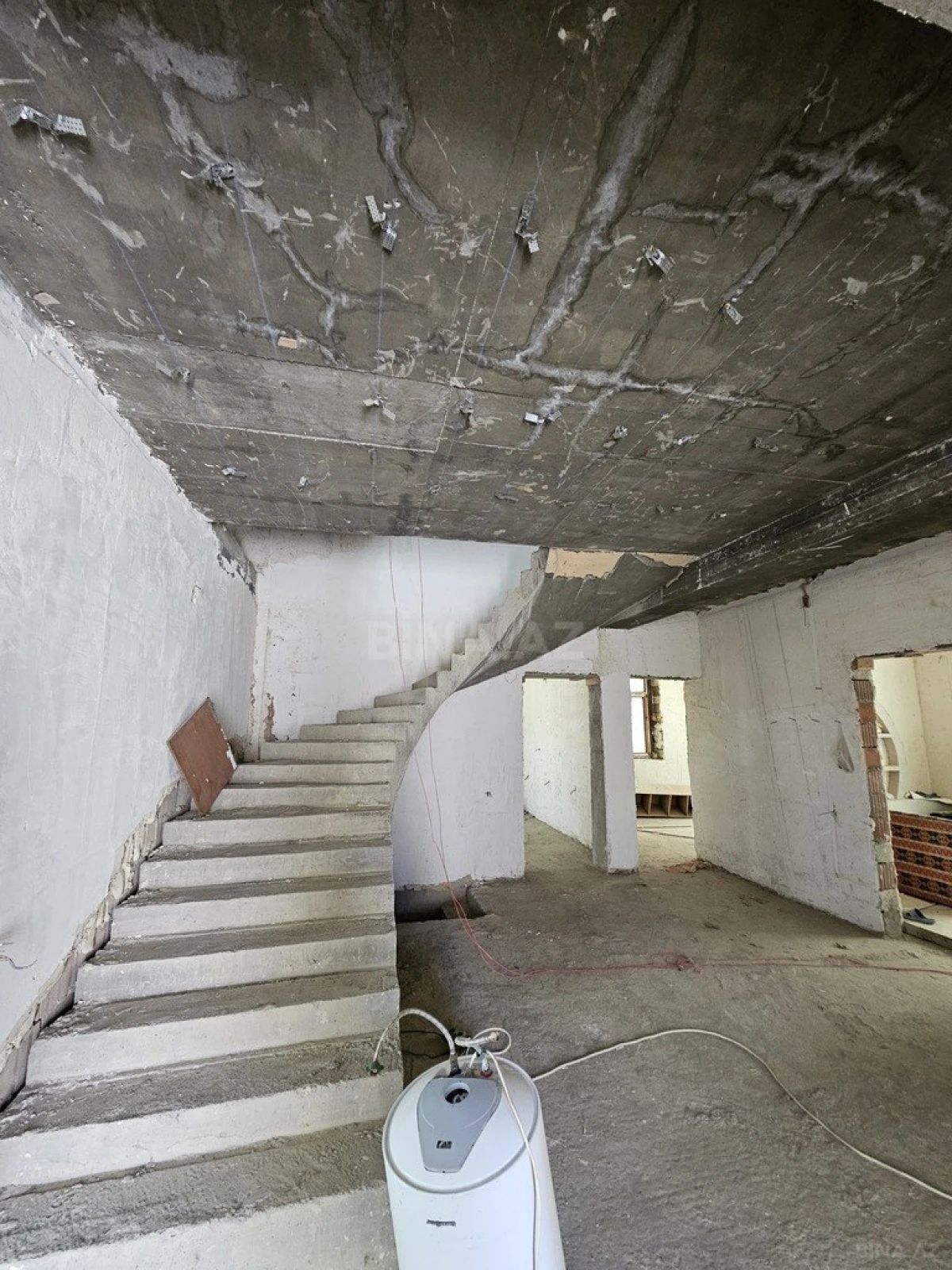 Satılır 9 otaqlı həyət evi 800 m²