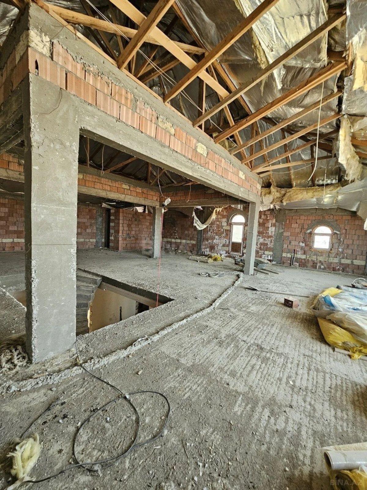 Satılır 9 otaqlı həyət evi 800 m²