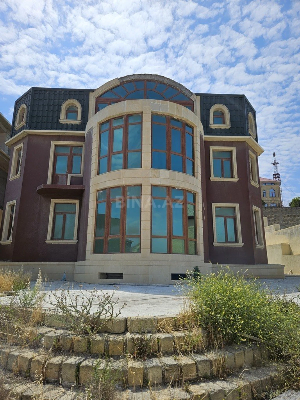 Satılır 9 otaqlı həyət evi 800 m²