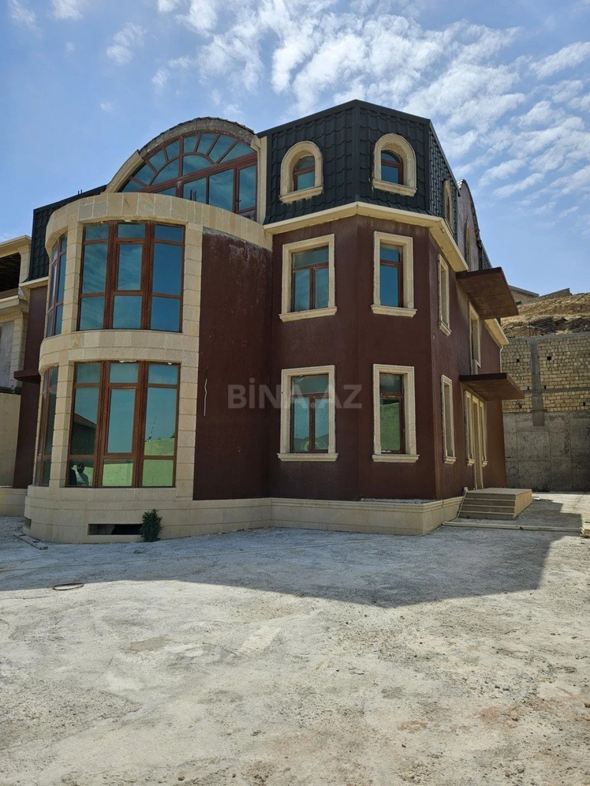 Satılır 9 otaqlı həyət evi 800 m²