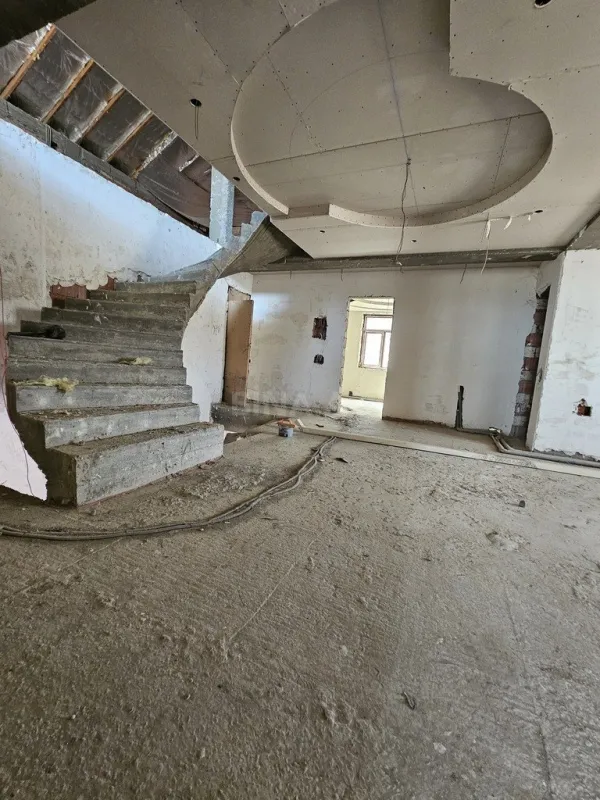 Satılır 9 otaqlı həyət evi 800 m²