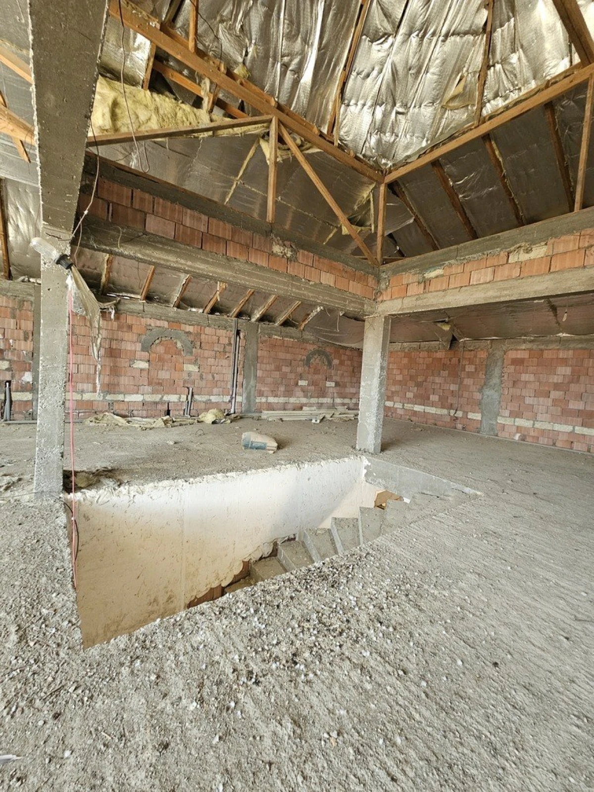 Satılır 9 otaqlı həyət evi 800 m²