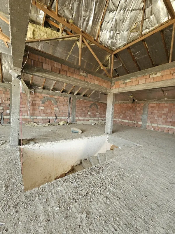 Satılır 9 otaqlı həyət evi 800 m²