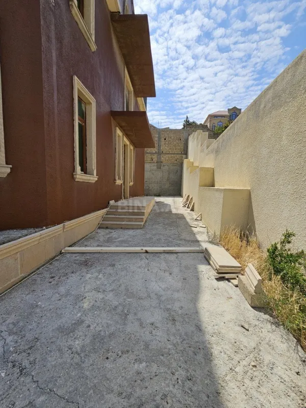Satılır 9 otaqlı həyət evi 800 m²
