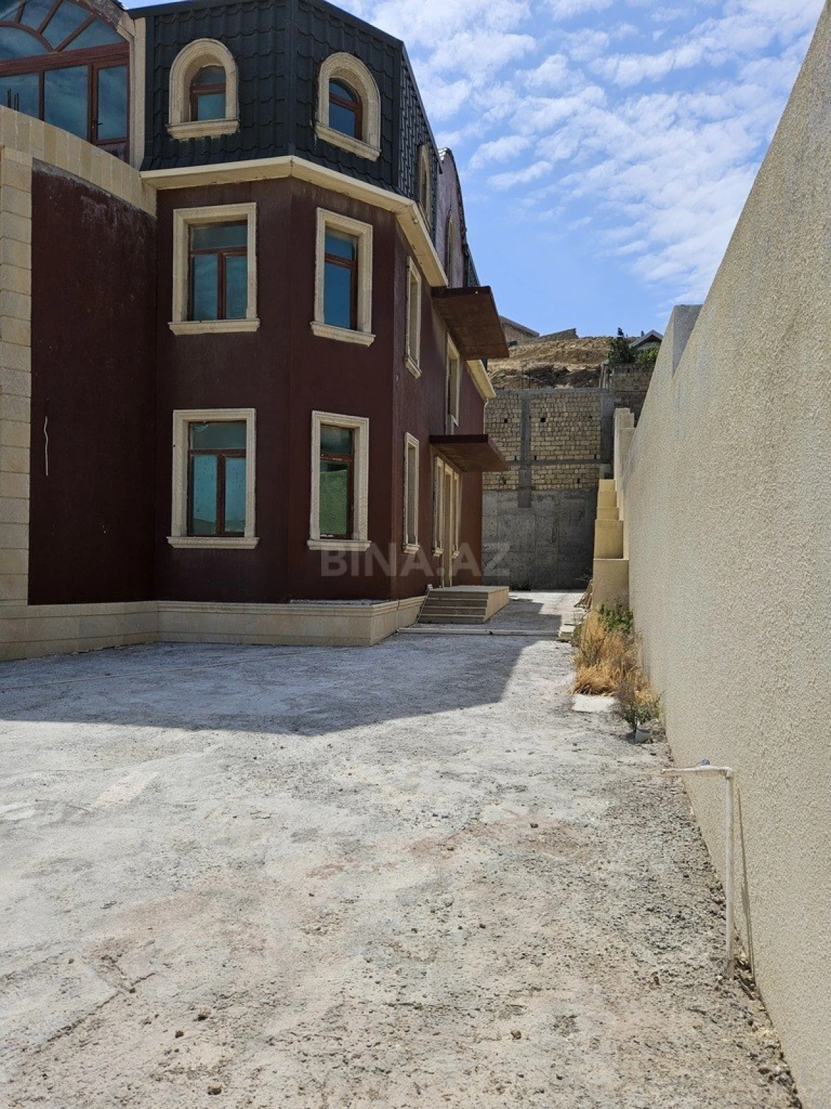 Satılır 9 otaqlı həyət evi 800 m²