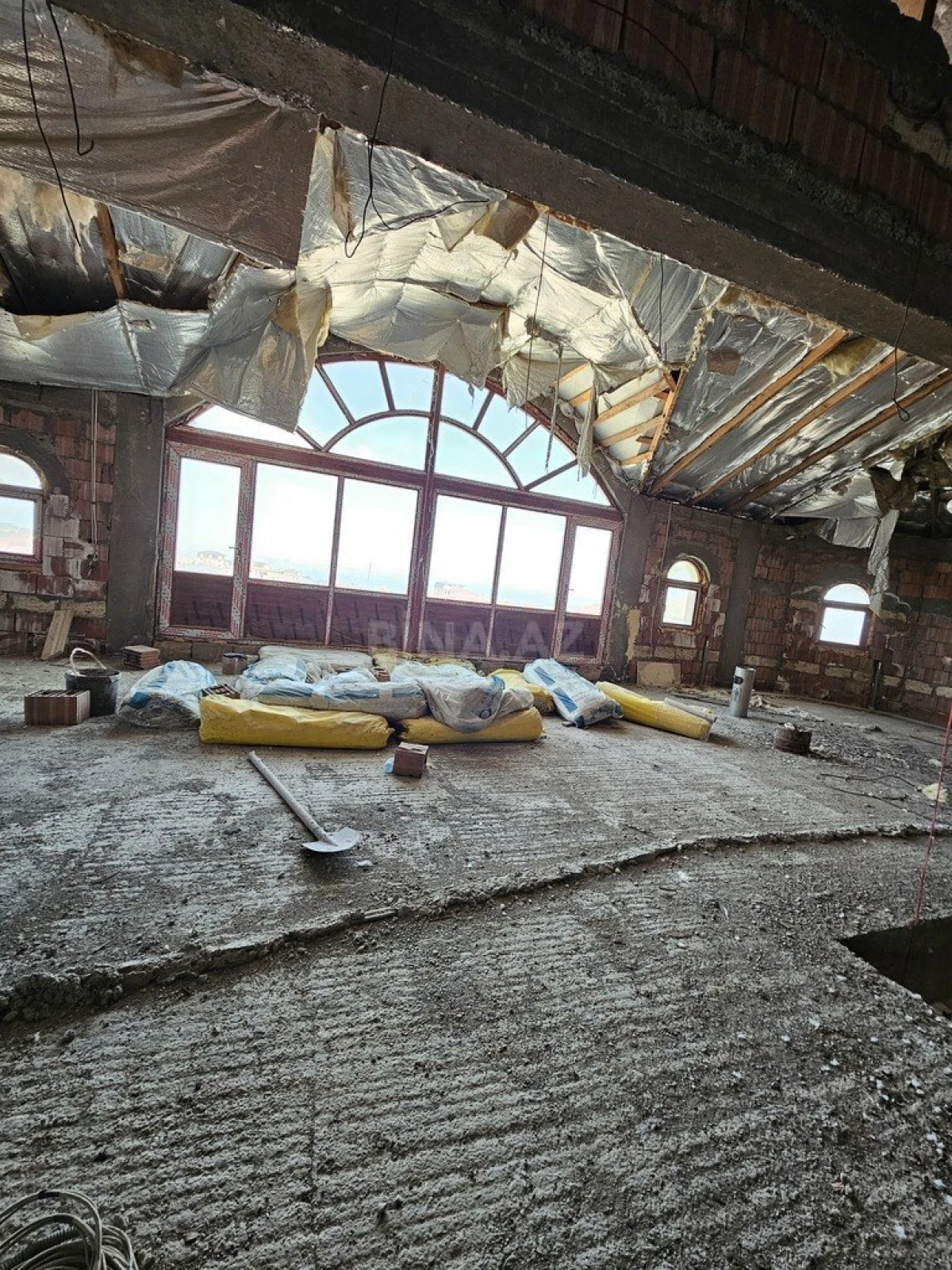 Satılır 9 otaqlı həyət evi 800 m²