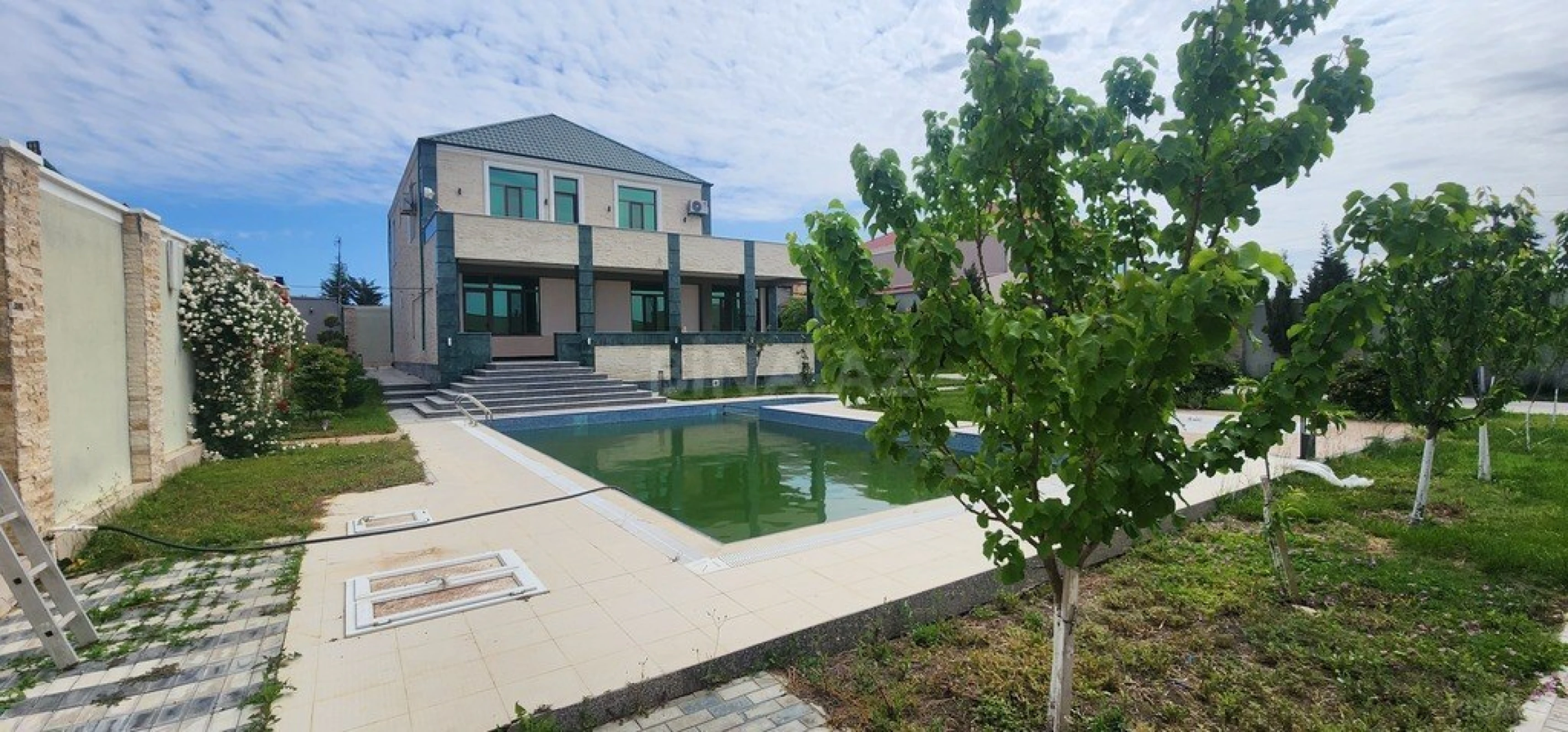 Kirayə verilir 6 otaqlı həyət evi 350 m²