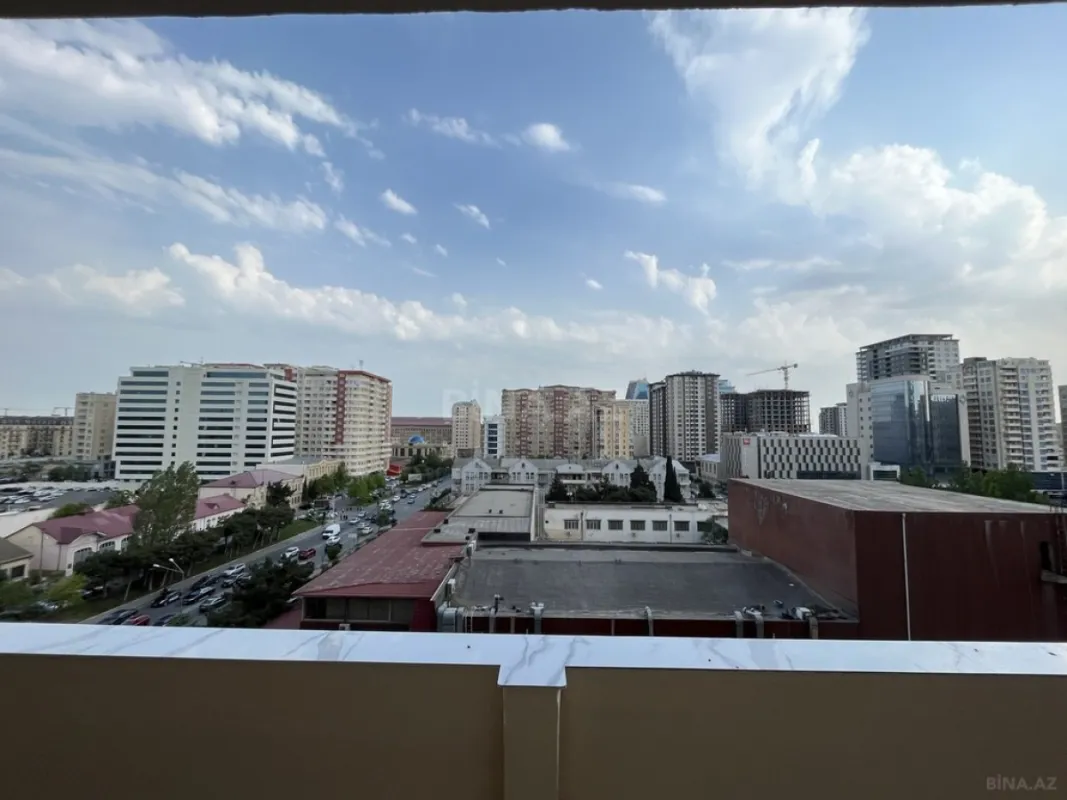 Satılır 3 otaqlı mənzil 131 m²
