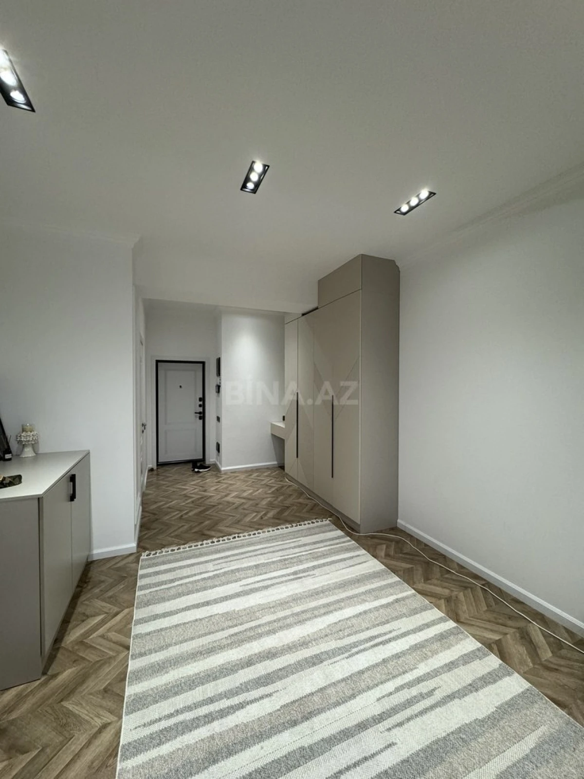 Satılır 3 otaqlı mənzil 131 m²