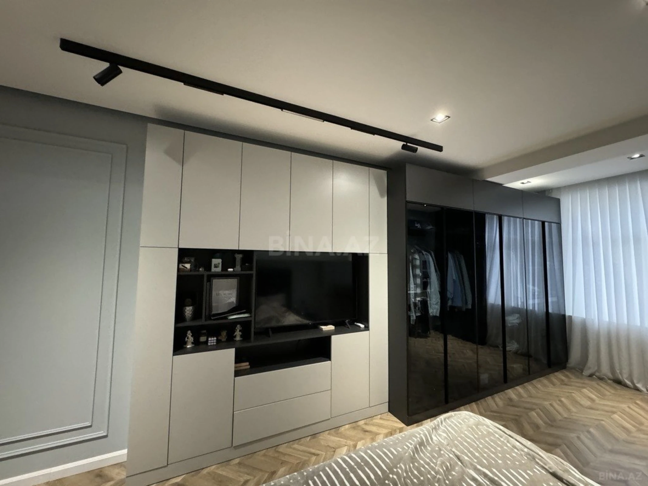 Satılır 3 otaqlı mənzil 131 m²