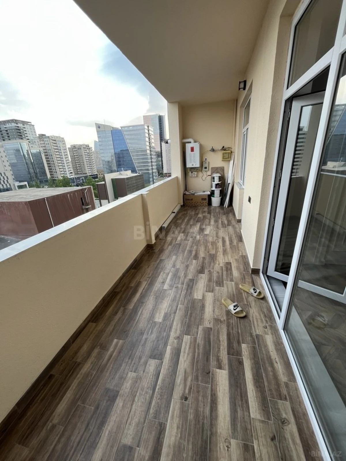 Satılır 3 otaqlı mənzil 131 m²