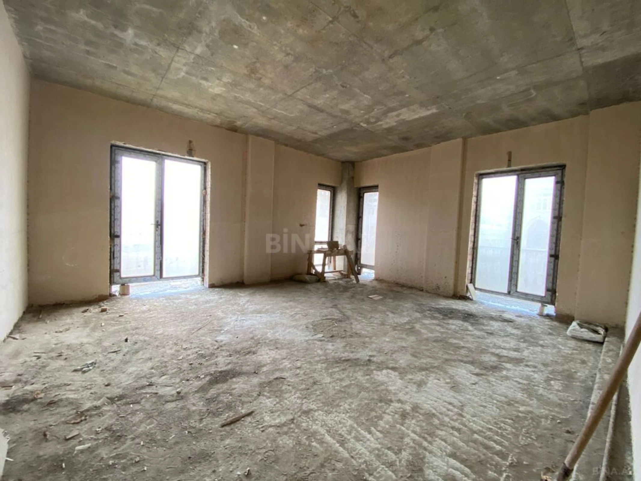 Satılır 4 otaqlı mənzil 250 m²