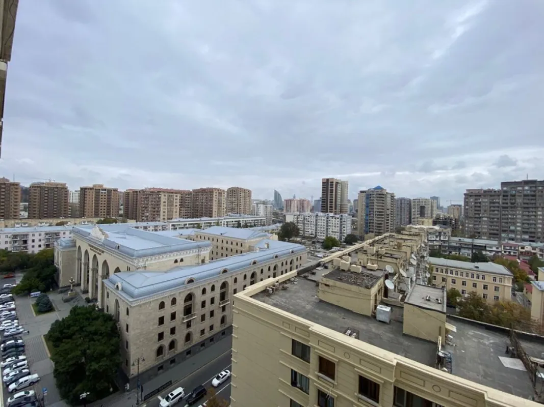 Satılır 4 otaqlı mənzil 250 m²