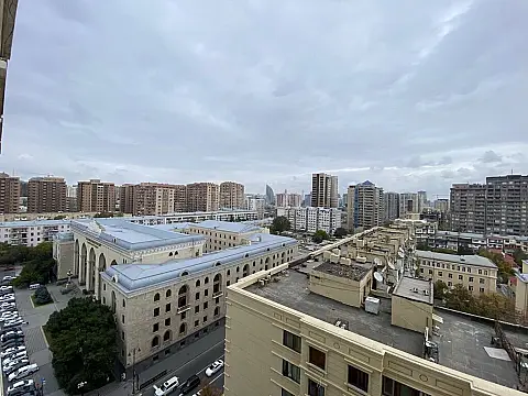 Satılır 4 otaqlı mənzil 250 m²