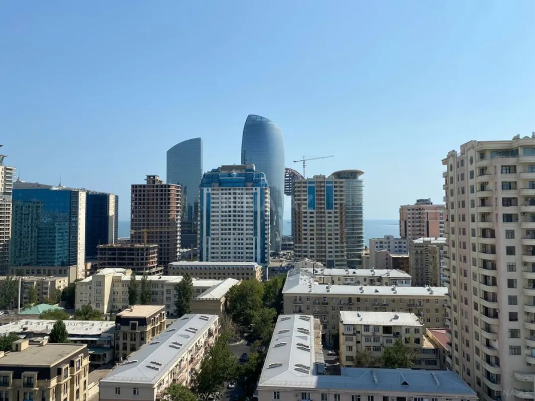 Satılır 4 otaqlı mənzil 250 m²