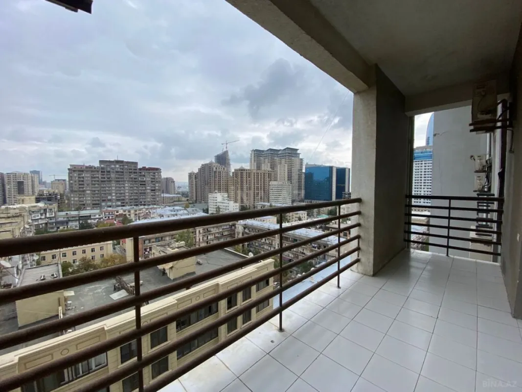 Satılır 4 otaqlı mənzil 250 m²