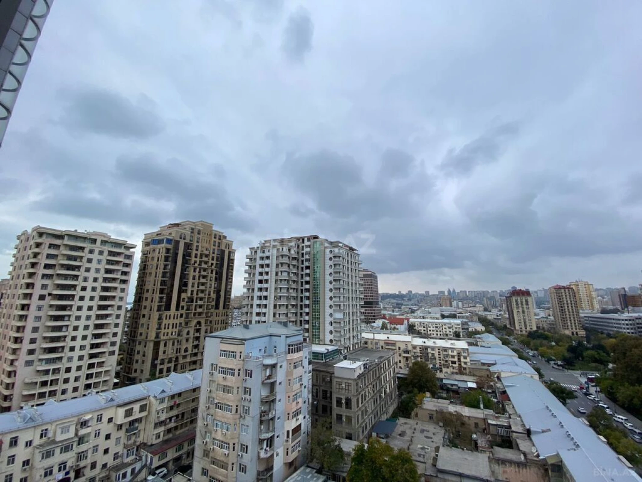 Satılır 4 otaqlı mənzil 250 m²