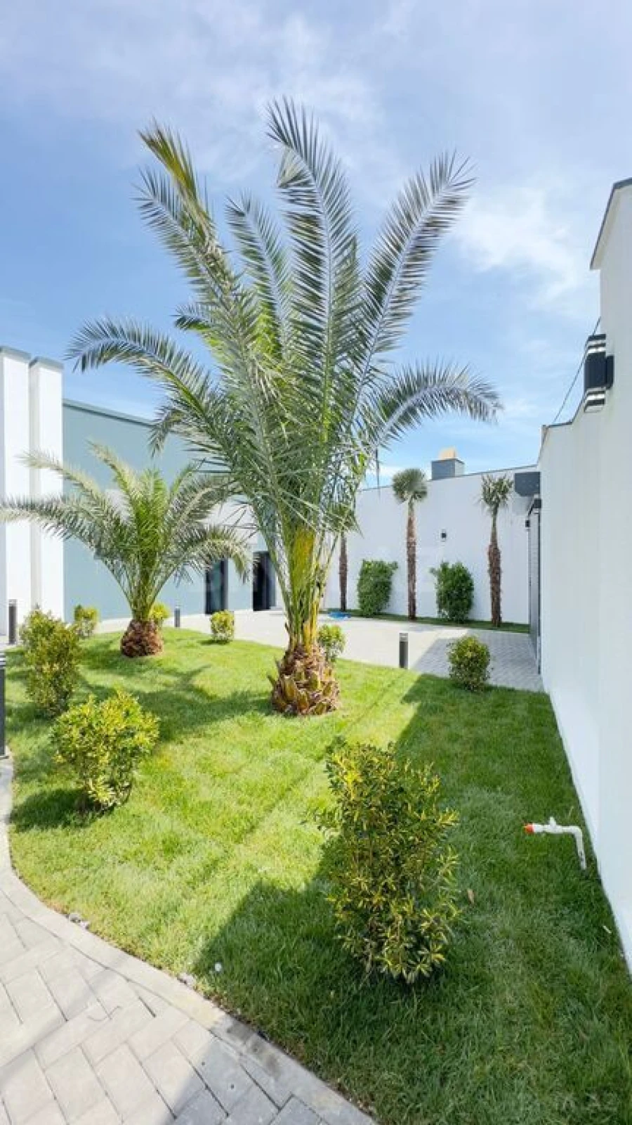 Satılır 6 otaqlı həyət evi 300 m²