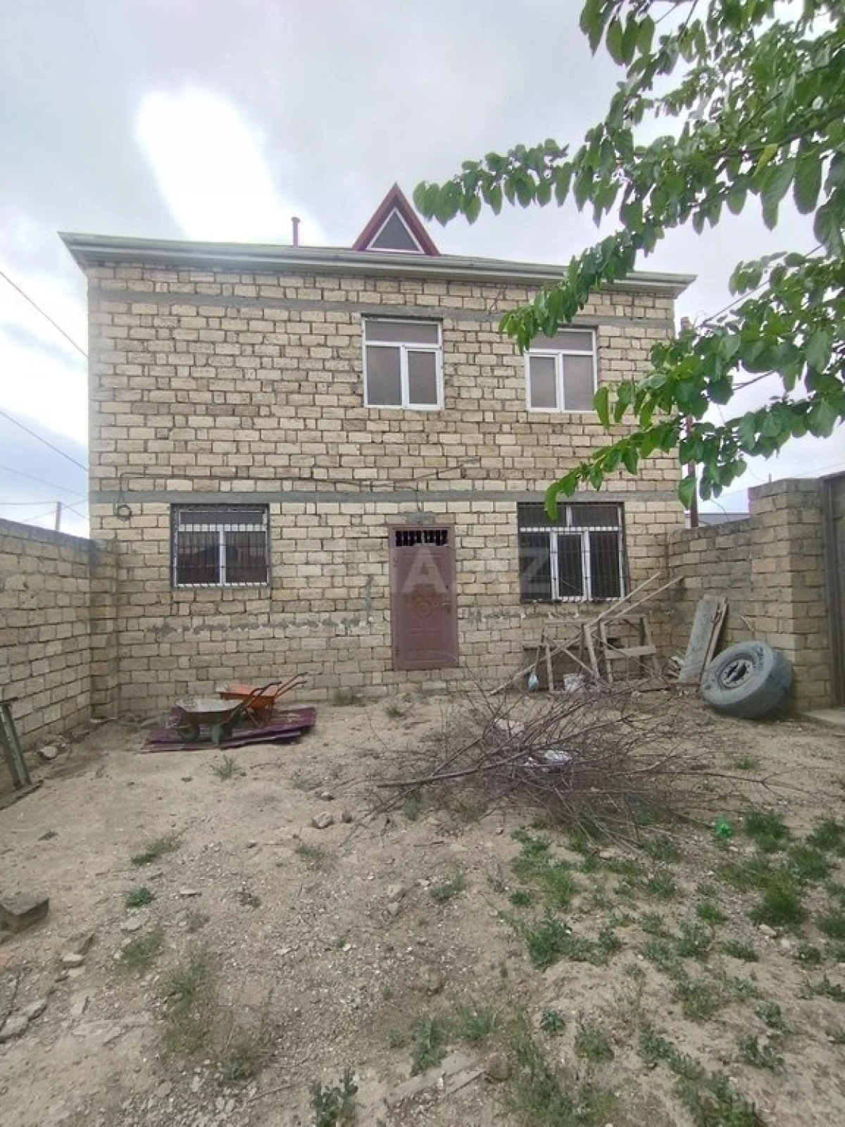 Satılır 8 otaqlı həyət evi 220 m²