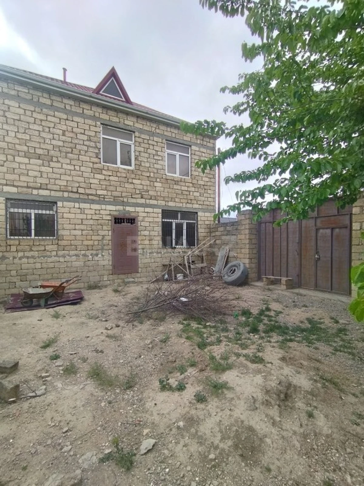 Satılır 8 otaqlı həyət evi 220 m²