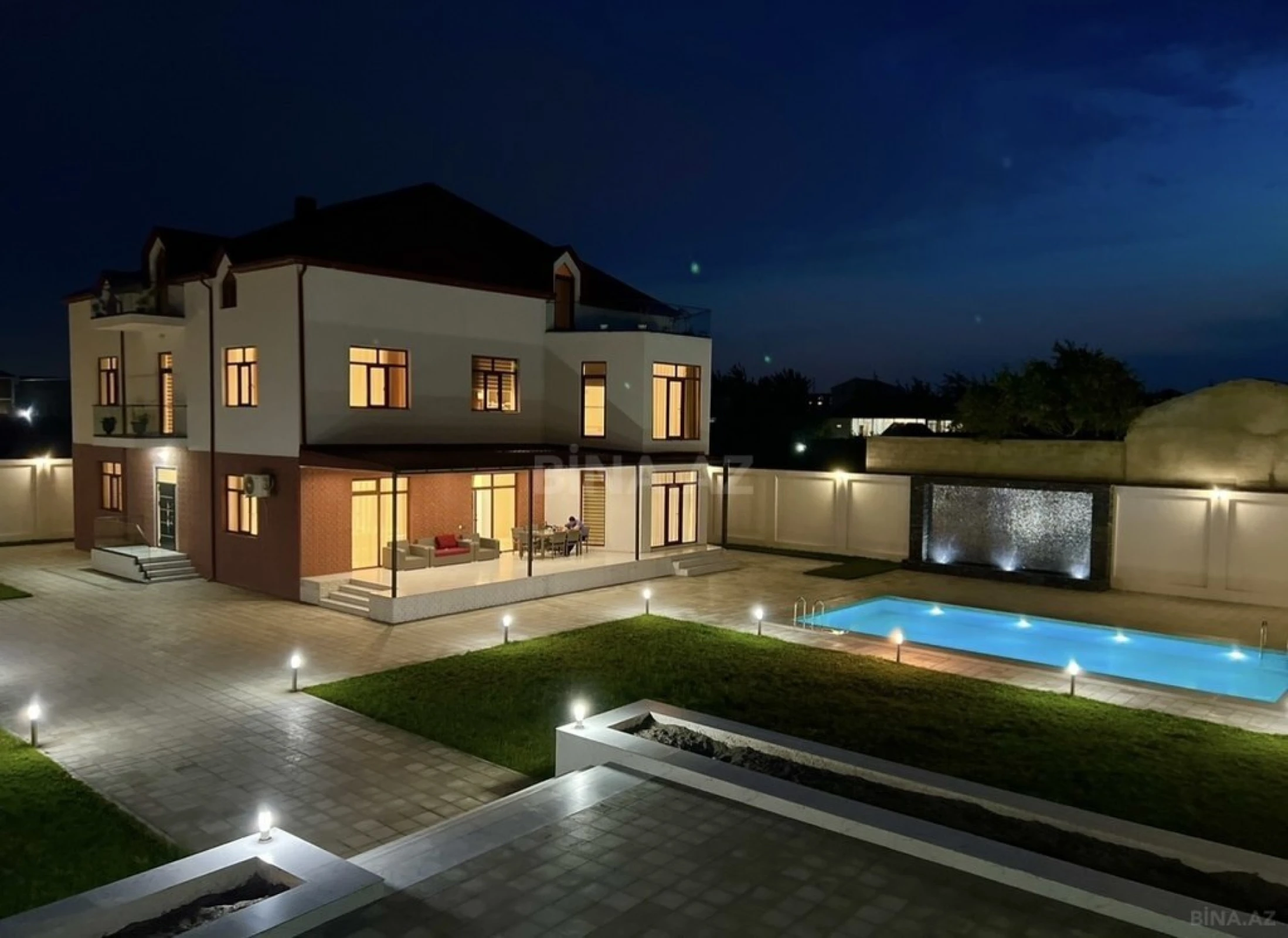 Satılır 8 otaqlı həyət evi 620 m²