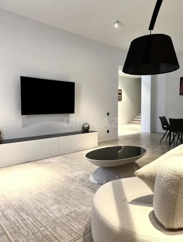 Satılır 8 otaqlı həyət evi 620 m²