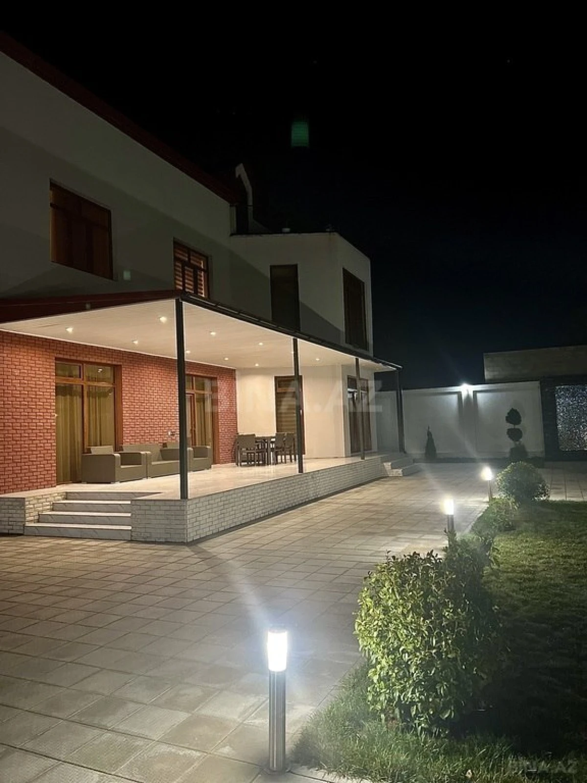Satılır 8 otaqlı həyət evi 620 m²