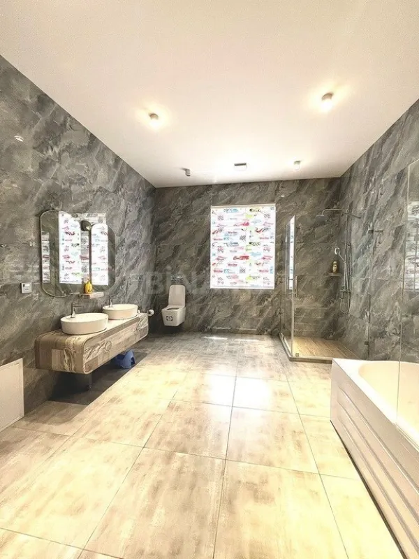 Satılır 8 otaqlı həyət evi 620 m²