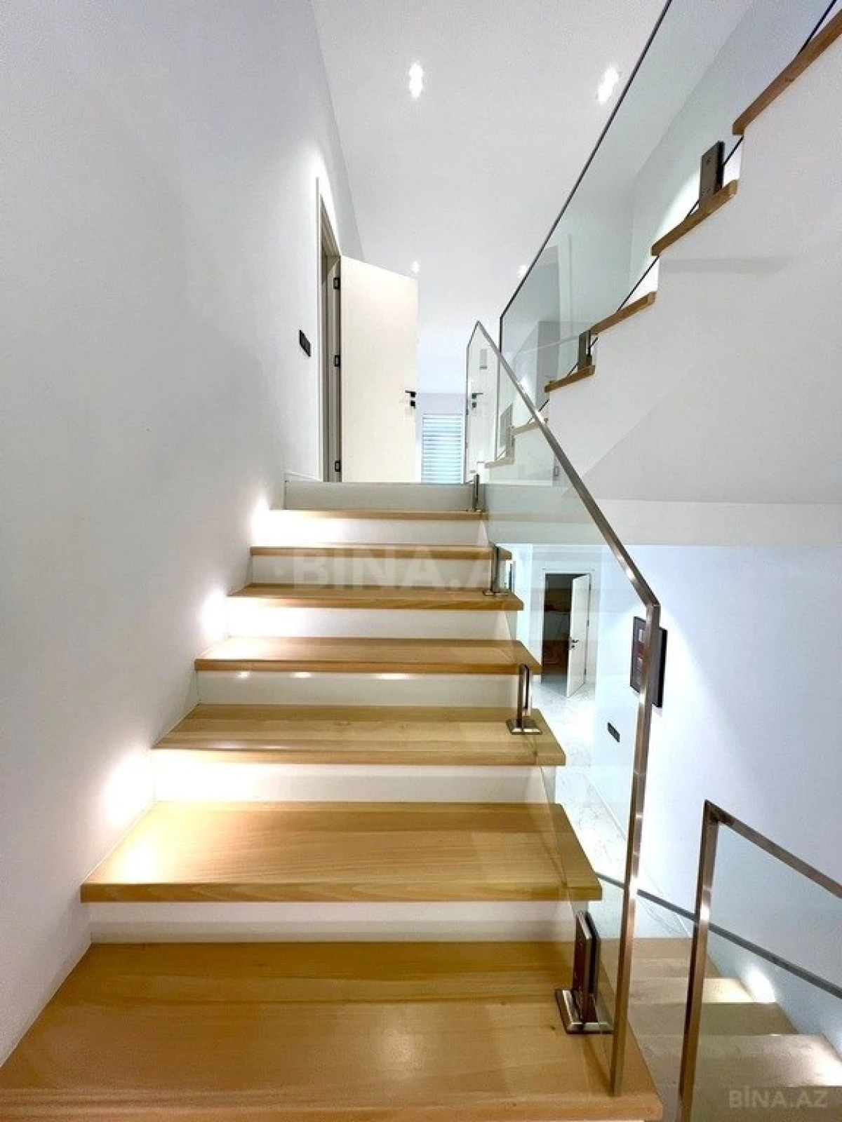 Satılır 8 otaqlı həyət evi 620 m²