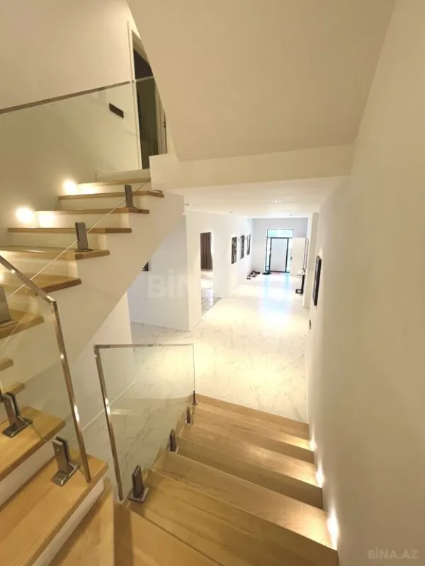 Satılır 8 otaqlı həyət evi 620 m²