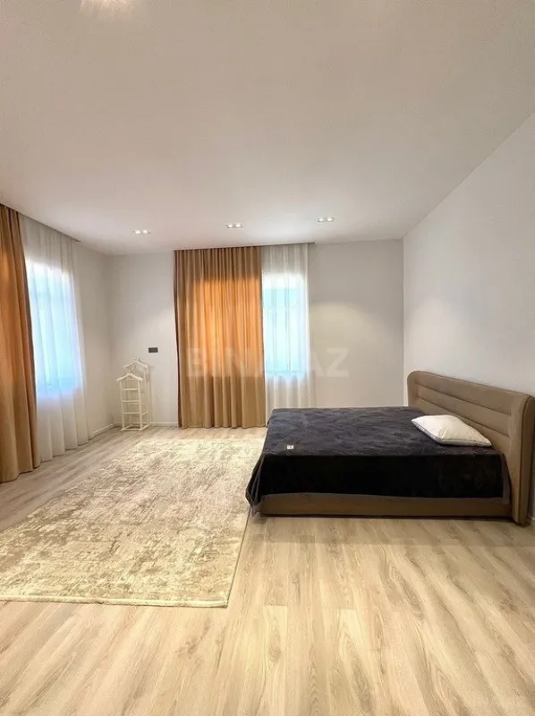 Satılır 8 otaqlı həyət evi 620 m²