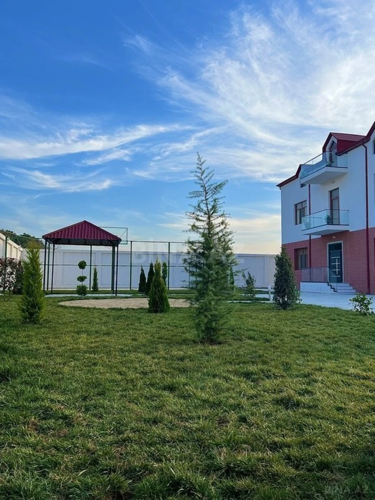 Satılır 8 otaqlı həyət evi 620 m²