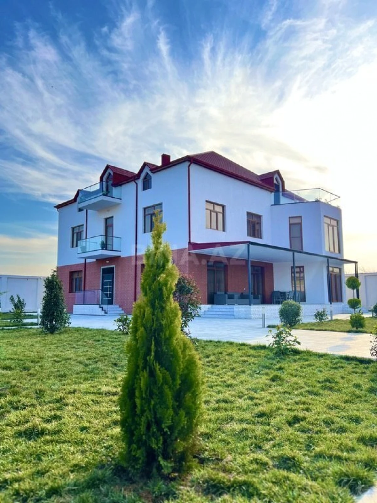 Satılır 8 otaqlı həyət evi 620 m²
